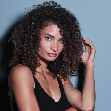 Discover hair products to manage curly and wavy hair